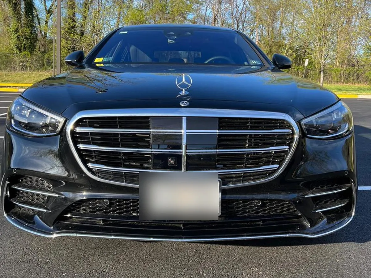 Black executive Town Car sedan (Mercedes-Benz S-Class), Smart Limo Rental Washington DC chauffeur fleet
