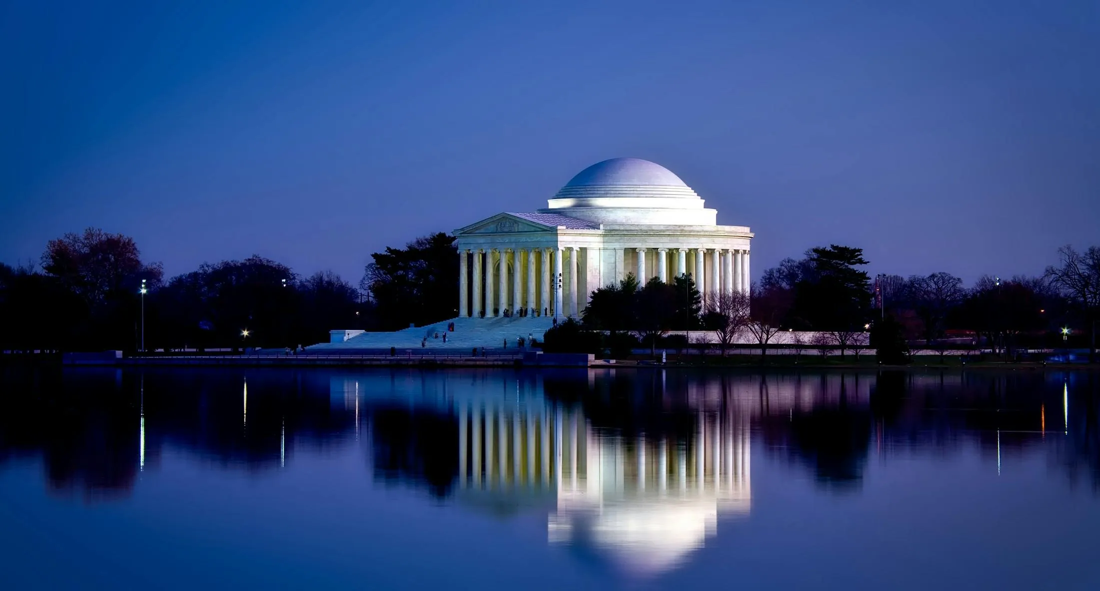Jefferson Memorial cherry blossoms on a private DC limousine tour for anniversaries, birthdays, and engagements