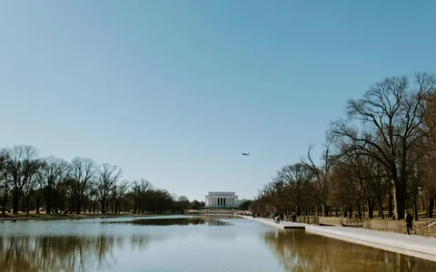 The Lincoln Memorial in daylight, one of the walk-up Washington DC attractions on a private limo tour