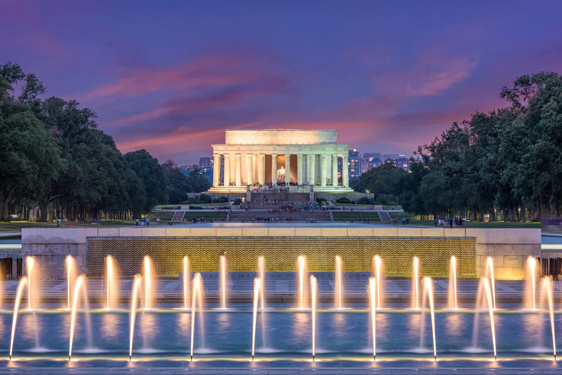 Washington DC memorials and monuments on a comprehensive full-day private limousine tour