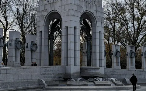 World War II Memorial fountains at midday, a key photo stop on Smart Limo Rental private DC limo tours