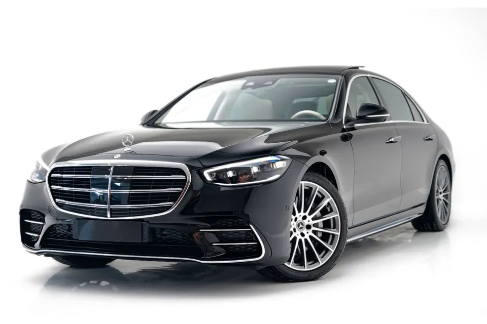 Black Mercedes-Benz S-Class executive sedan, Smart Limo Rental Washington DC Town Car-class tour vehicle